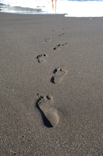 Fußspuren zum Meer — Stockfoto