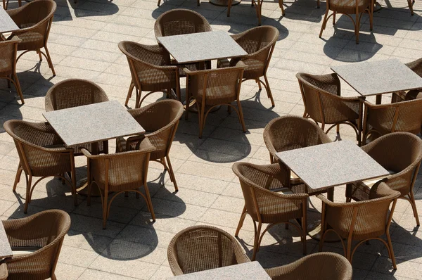 Molti tavoli vuoti — Foto Stock