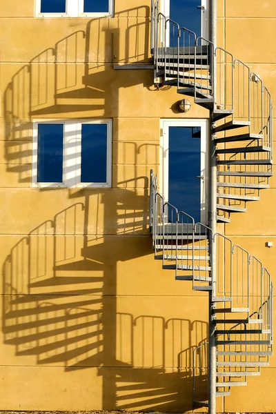 楼梯和树荫 — 图库照片