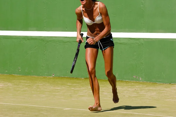 Energisk kvinna spela tennis. — Stockfoto