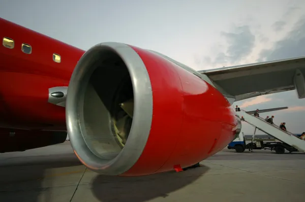 Červené letadlo na letišti — Stock fotografie