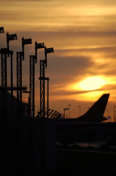 Pôr do sol e aeroporto — Fotografia de Stock