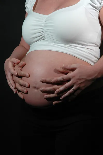 Kobiety w ciąży i ręce — Zdjęcie stockowe