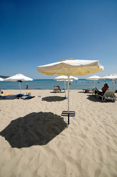 Paraplu's en strand — Stockfoto