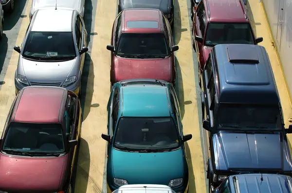 Muitos carros estacionados — Fotografia de Stock