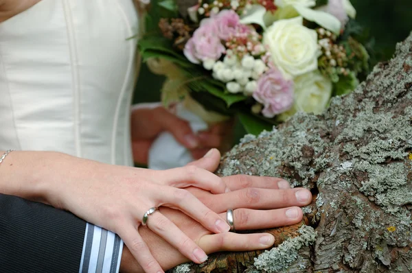 Bröllop händer, ringar och bukett — Stockfoto