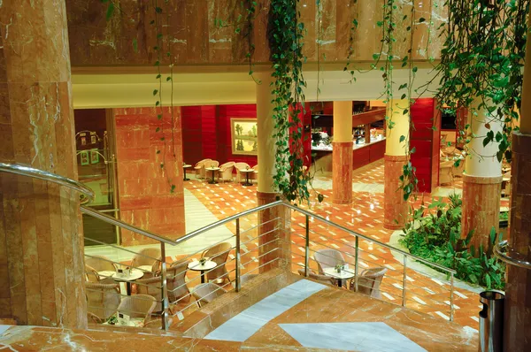 Lobby van het hotel en trappen — Stockfoto