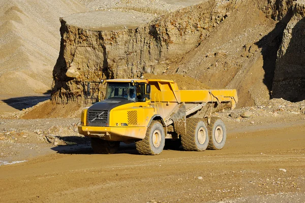 Żółty Wywrotka w kopalni — Zdjęcie stockowe
