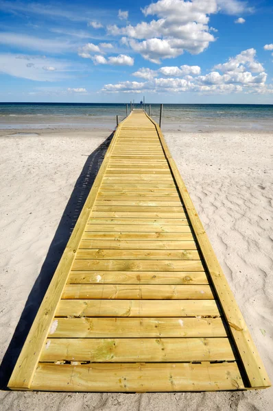 Мост на пляже — стоковое фото