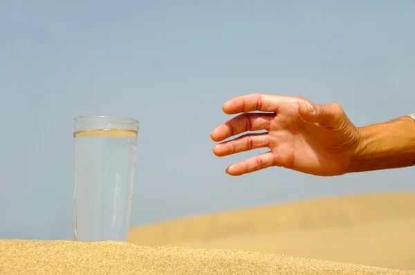Hand die naar water reikt. — Stockfoto
