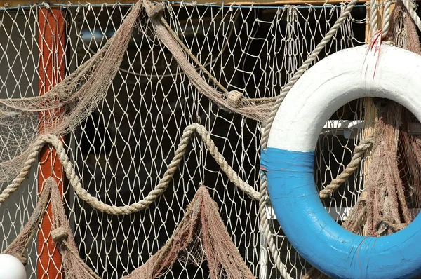 Net と救命浮輪 — ストック写真