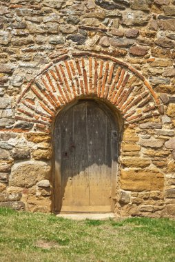 Kilise duvarındaki küçük bir kapı