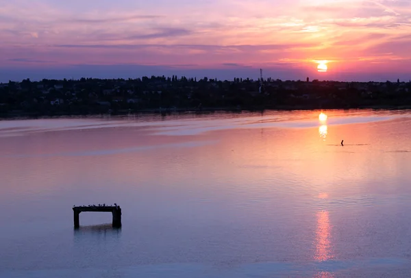 Sonnenuntergang über dem Fluss — Stockfoto