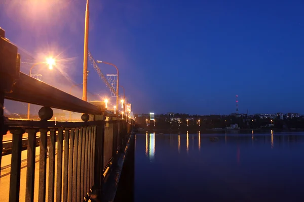 In der Nähe einer Brücke in der Nacht — Stockfoto