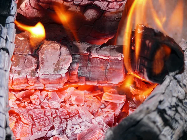 Carvões quentes em chamas — Fotografia de Stock