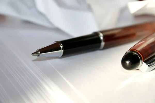 Kalem ve buruşuk kağıt — Stok fotoğraf