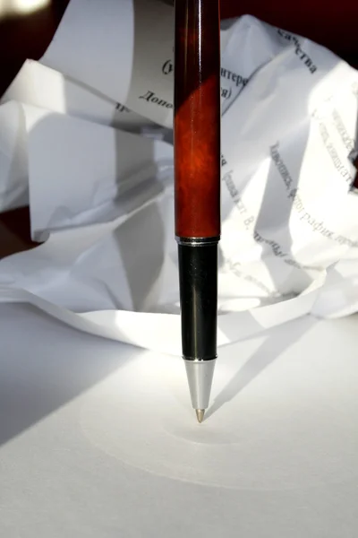 Zmięty papier i długopis — Zdjęcie stockowe