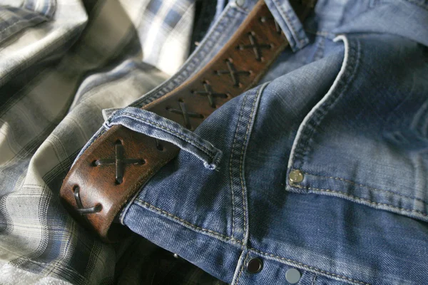Džíny, kožený opasek a tričko — Stock fotografie