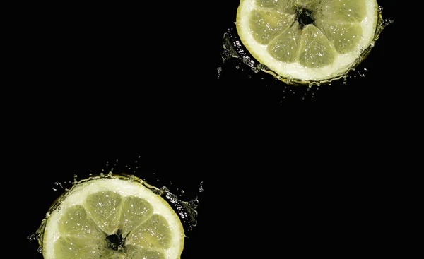 Fetta di limone in spruzzi d'acqua — Foto Stock