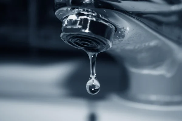 su damla düşen form bir musluk