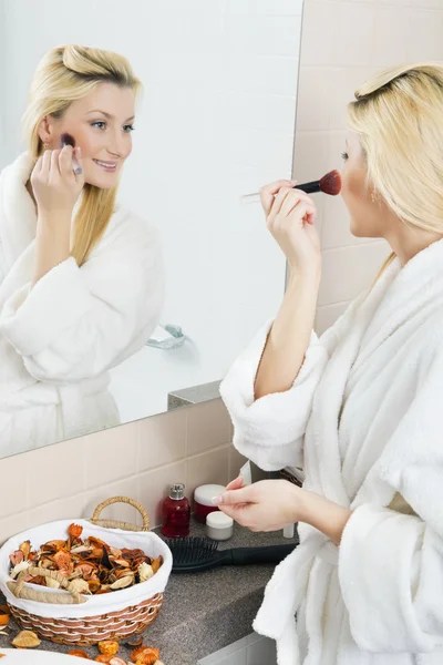 Ung kvinna tillämpa makeup — Stockfoto