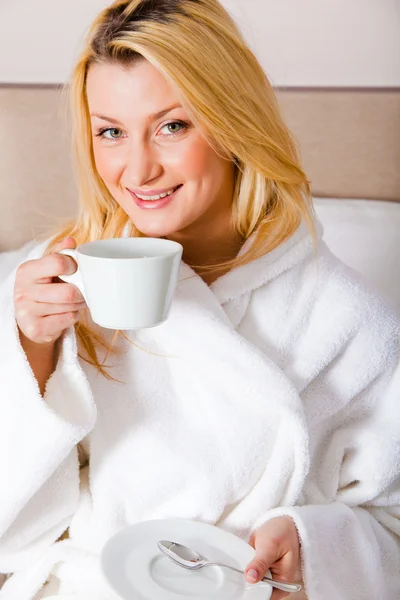Mujer rubia tomando café por la mañana — Foto de Stock
