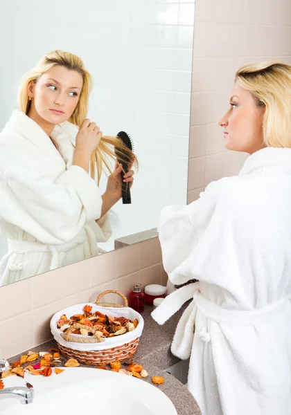 Mujer joven cepillando el cabello —  Fotos de Stock