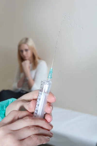 Женщина в ожидании вакцинации — стоковое фото