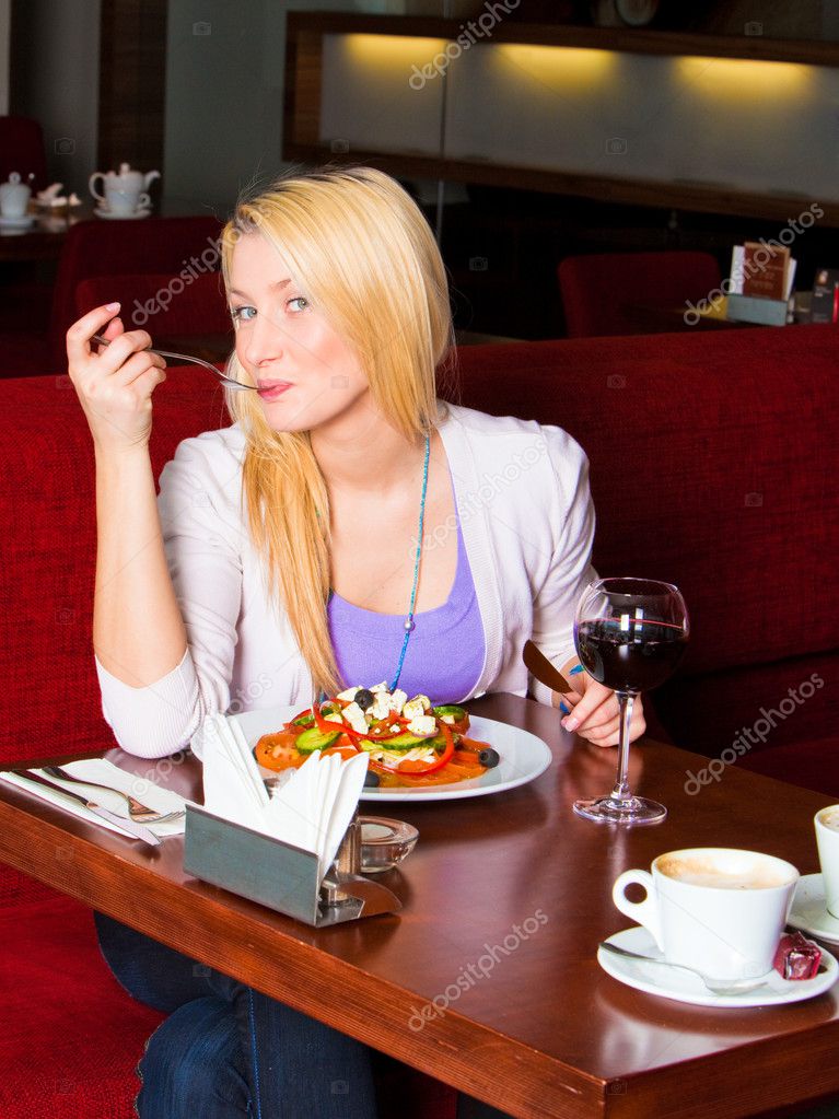 joven mujer comiendo la cena — Foto de stock © varlyte #2971548