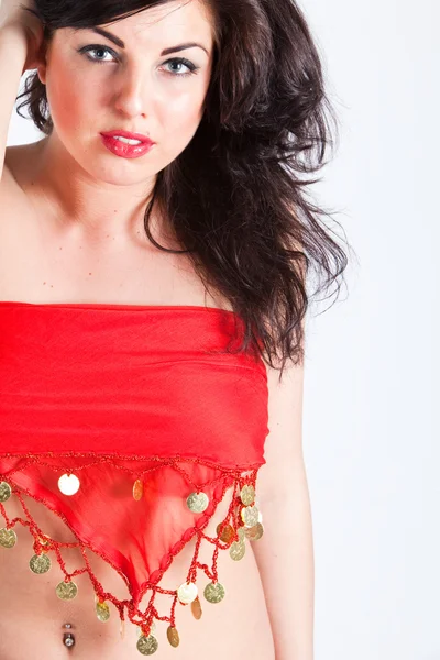 Junge Frau im roten orientalischen Schal — Stockfoto