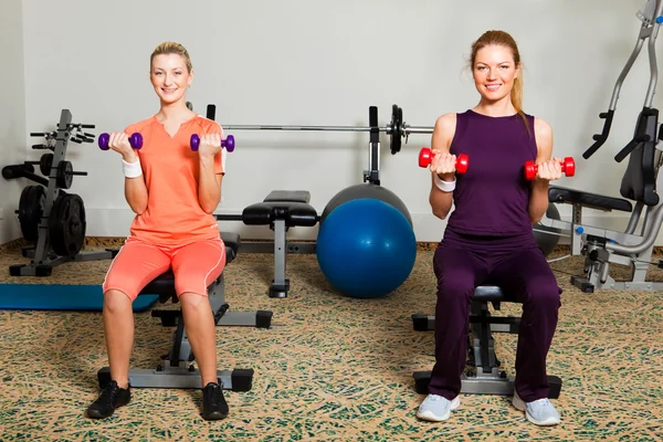 Twee jonge vrouwen in Gym — Stockfoto