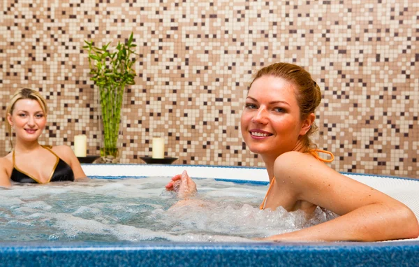 Due giovani donne in vasca idromassaggio Foto Stock Royalty Free