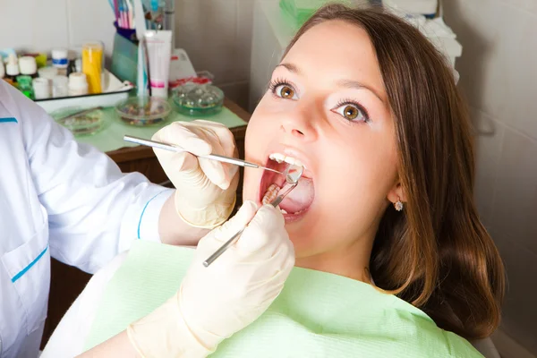 O tânără pacientă la dentist — Fotografie, imagine de stoc