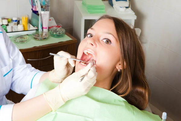Mujer joven paciente en el dentista — Foto de Stock