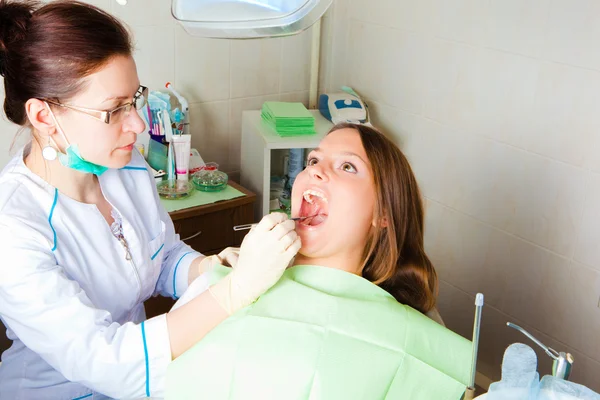 Dentist making a review of patient mouth — Stock Photo, Image