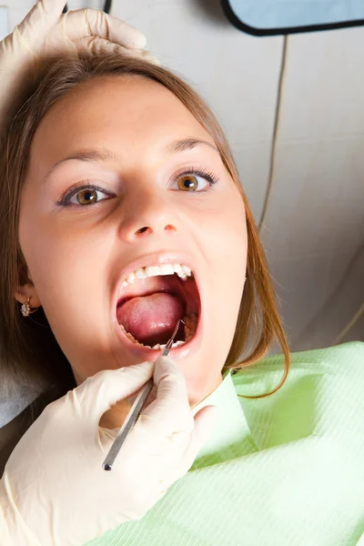 Пациентка у дантиста — стоковое фото