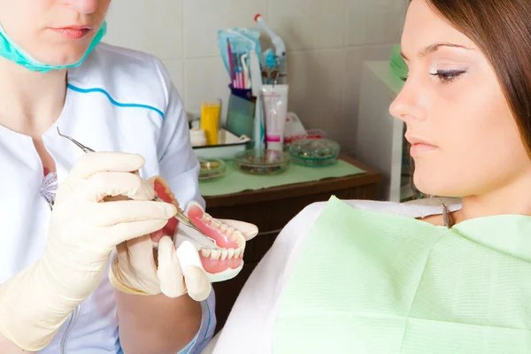 Dentis mostrando prótese para paciente — Fotografia de Stock