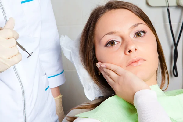 歯科医で若い女性患者 — ストック写真