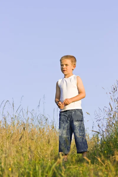 Um retrato ao ar livre de um menino — Fotografia de Stock
