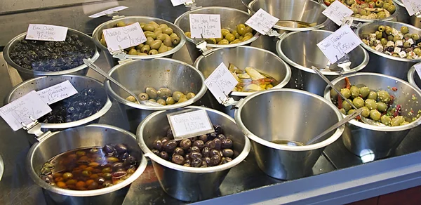 Ciotole di olive in vendita in un mercato Foto Stock