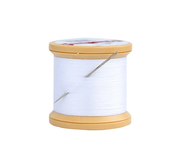 Carrete de algodón blanco con aguja — Foto de Stock
