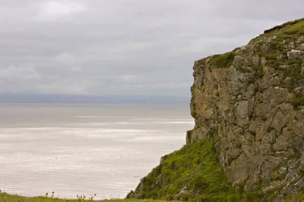 Falaise rocheuse au bord d'une mer orageuse — Photo