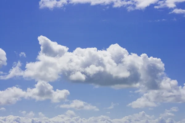 青い空白いふわふわの雲で満たされました。 ロイヤリティフリーのストック写真