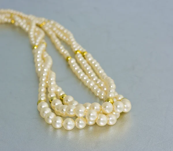 トリプル鎖シミュレートされた真珠のネックレス — ストック写真