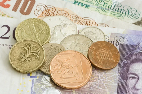 Billetes y monedas en libras esterlinas del Reino Unido — Foto de Stock