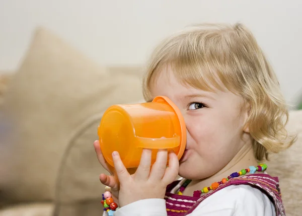 Petite fille buvant dans une tasse — Photo