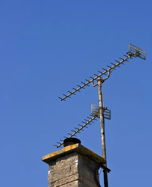 TV-antenn på ett hustak — Stockfoto