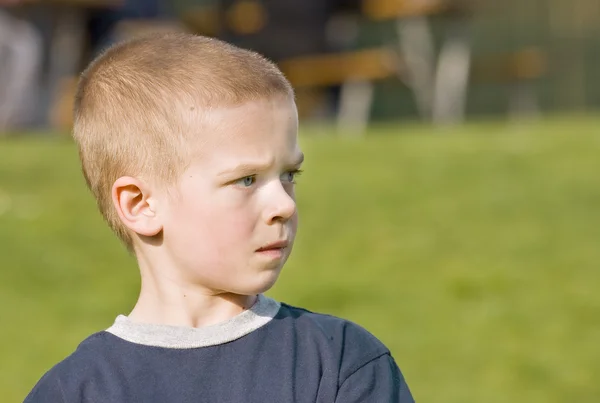 Szczery headshot ładny 6-letniego chłopca — Zdjęcie stockowe