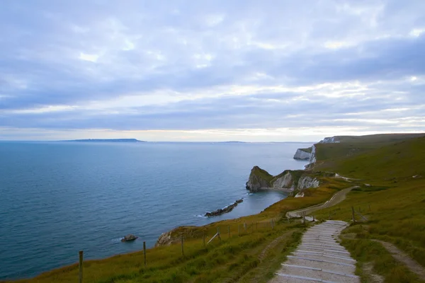 ドーセット英国でジュラ紀の海岸沿いの崖の道 — ストック写真