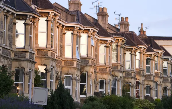 Une terrasse de maisons typiquement victoriennes britanniques — Photo
